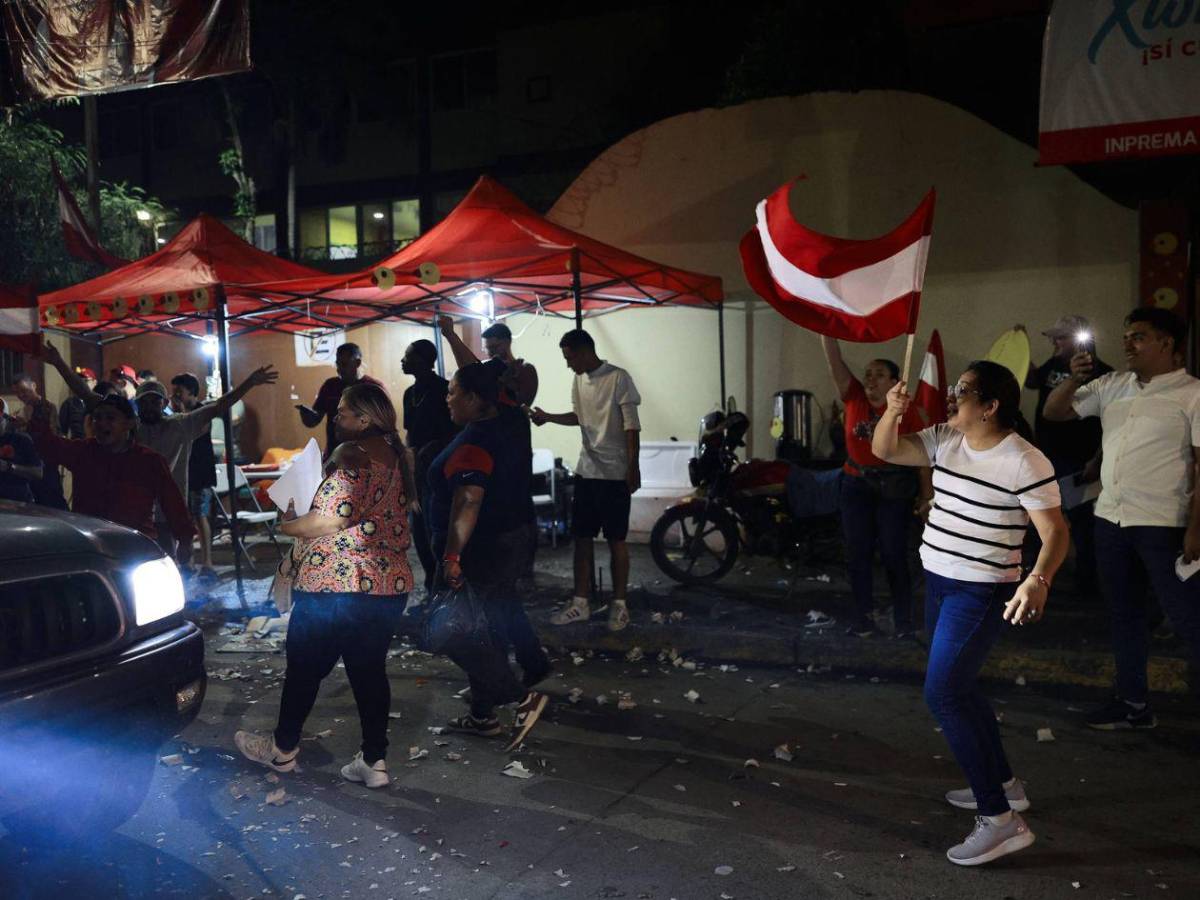 Banderas y luces marcan festejo del Partido Liberal en San Pedro Sula