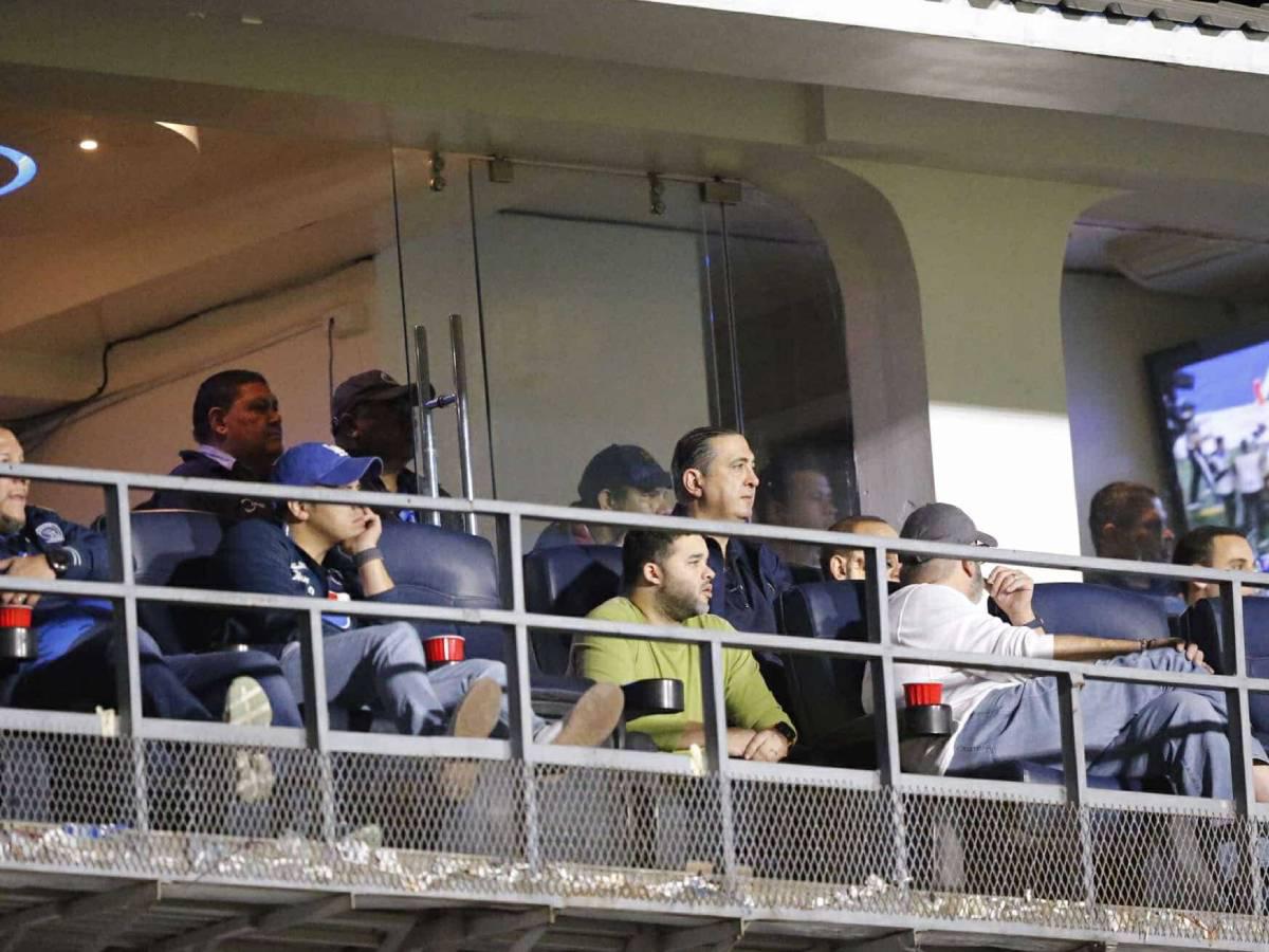 Pedro Atala, presidente vitalicio del Motagua, pendiente del juego en el sector de palco.