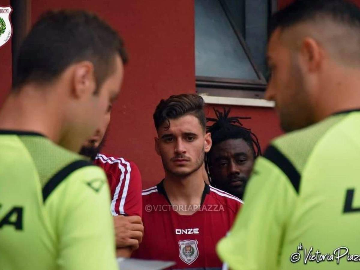 Tragedia en Italia: futbolista es asesinado con un destornillador en el cuello tras una pelea