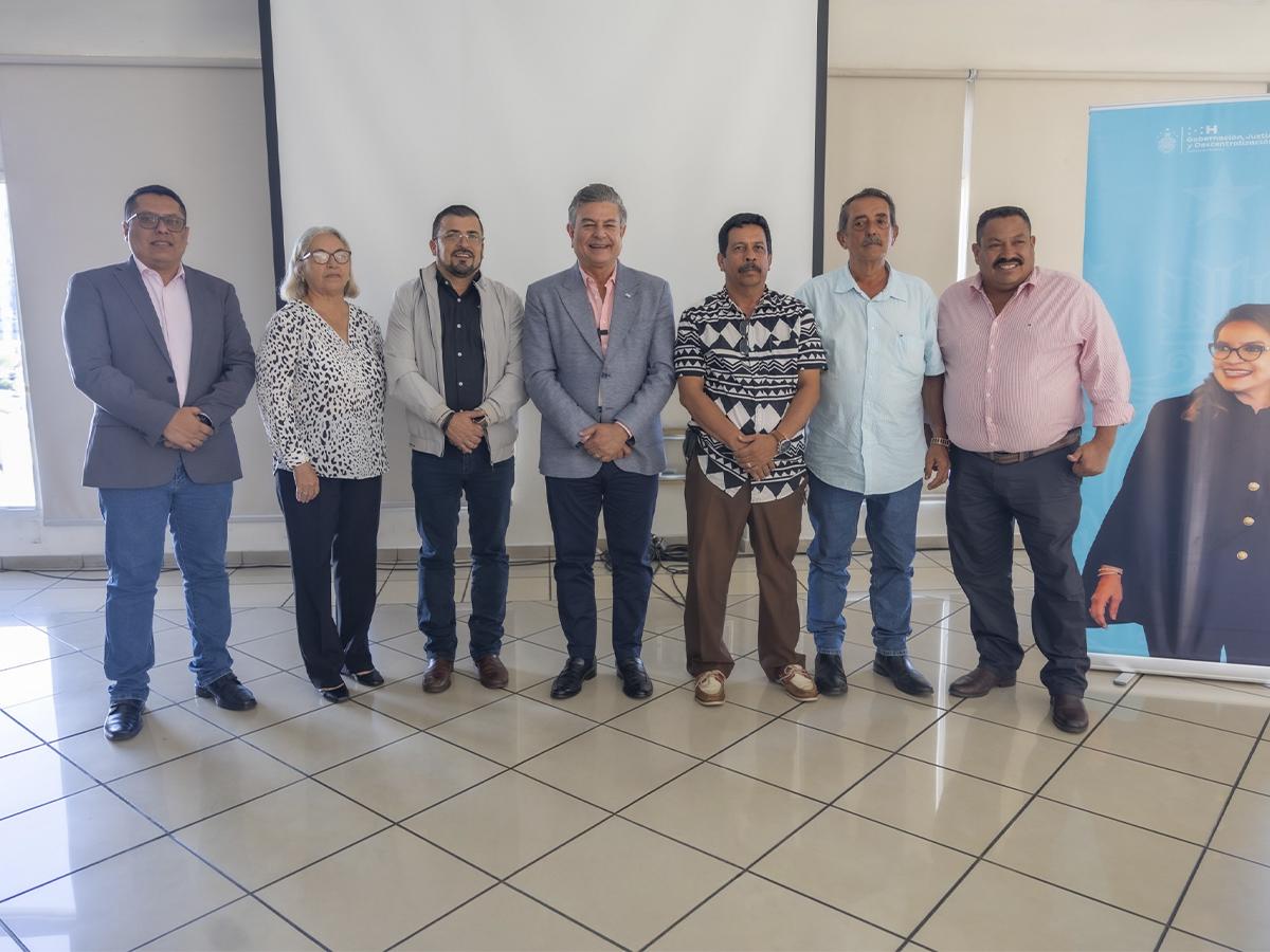 El gobierno, en alianza con alcaldías municipales, impulsa la creación de mercados comunitarios para fortalecer la seguridad alimentaria y la economía local.