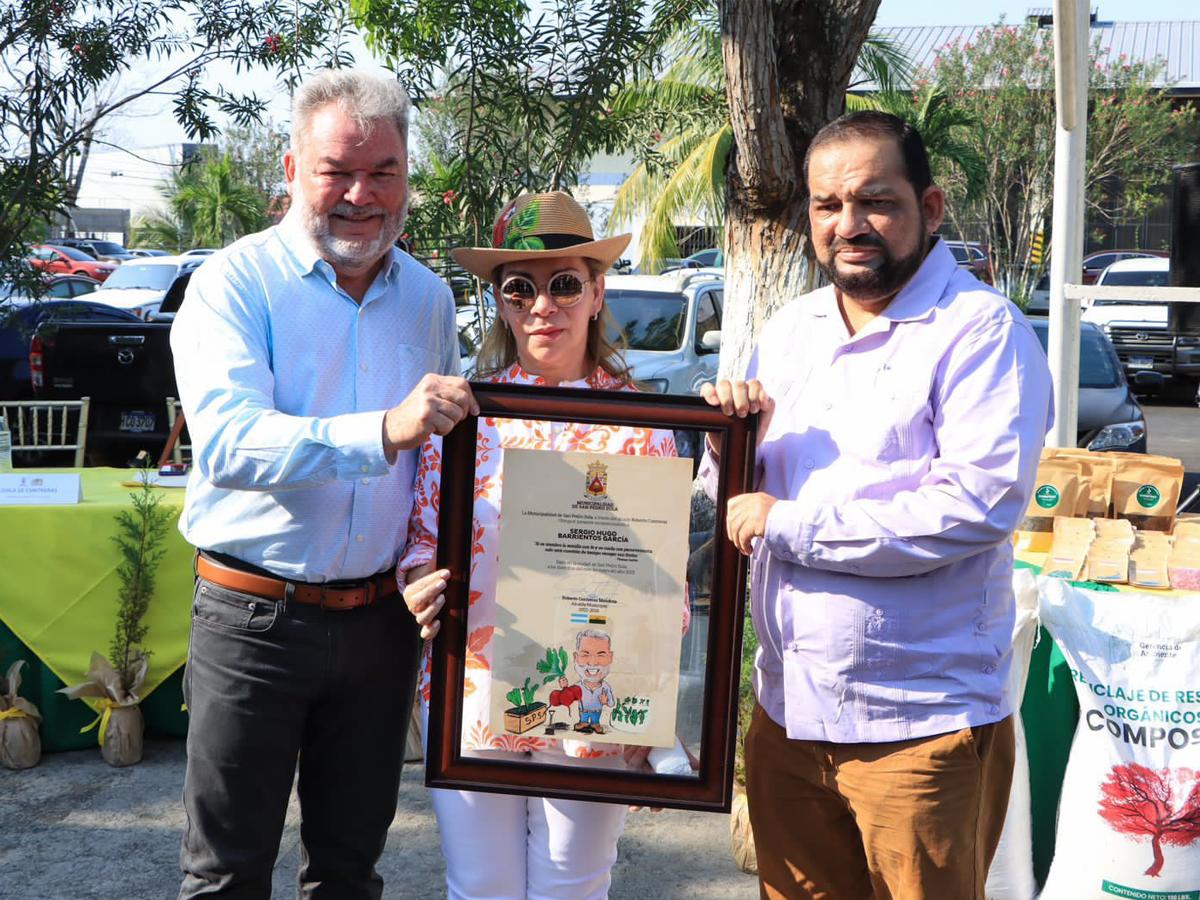 Alcalde Roberto Contreras entrega reconocimiento a vecino de Río Blanco por su destacada labor en la reforestación