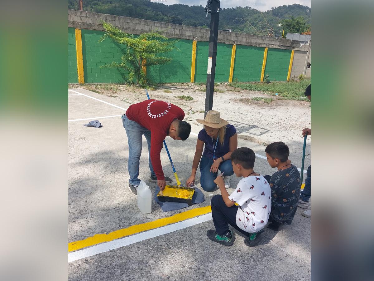 Voluntarios de la empresa junto a los alumnos pintaron la cancha de usos múltiples.