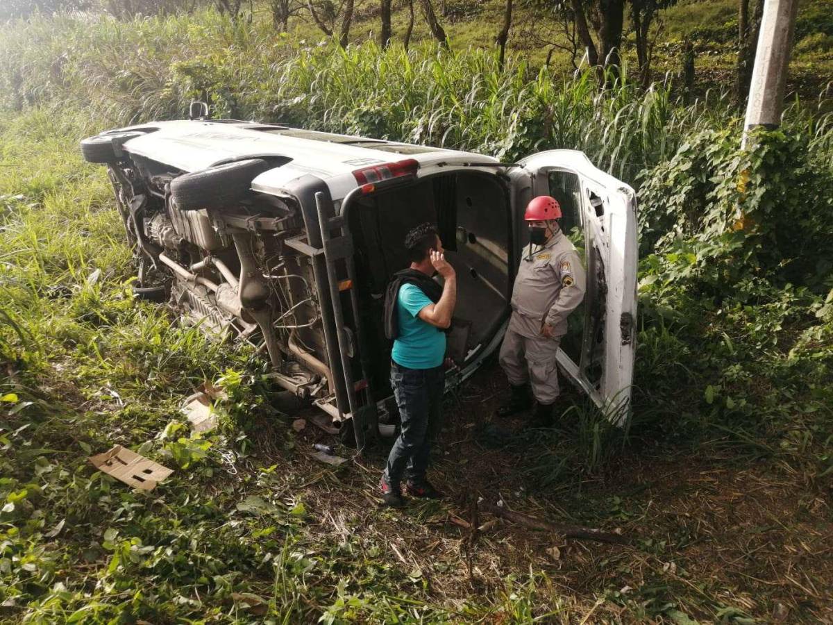 Volcamiento de bus deja tres heridos en occidente de Honduras