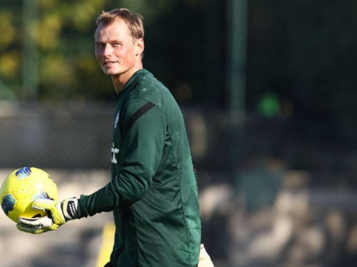 Muere el futbolista en un accidente de tráfico: su coche fue arrollado por un tren