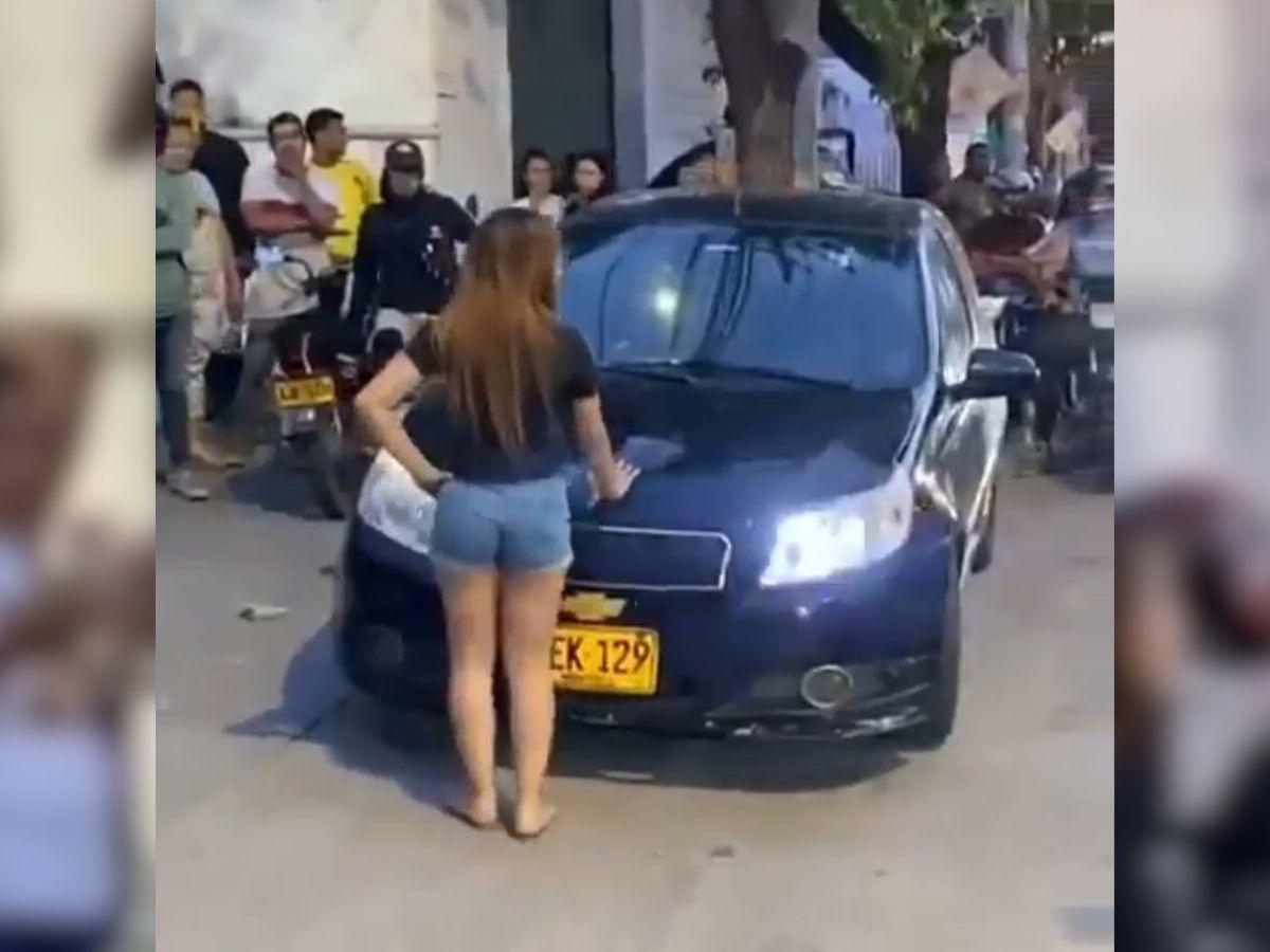 Jovencita destruye el carro de su papá tras verlo con otra mujer que no era su madre