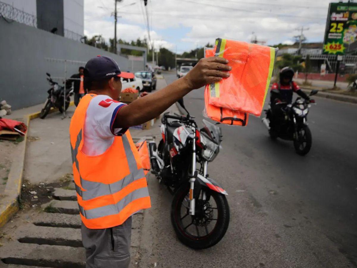 Así debe lucir correctamente el chaleco reflectivo, según DNVT