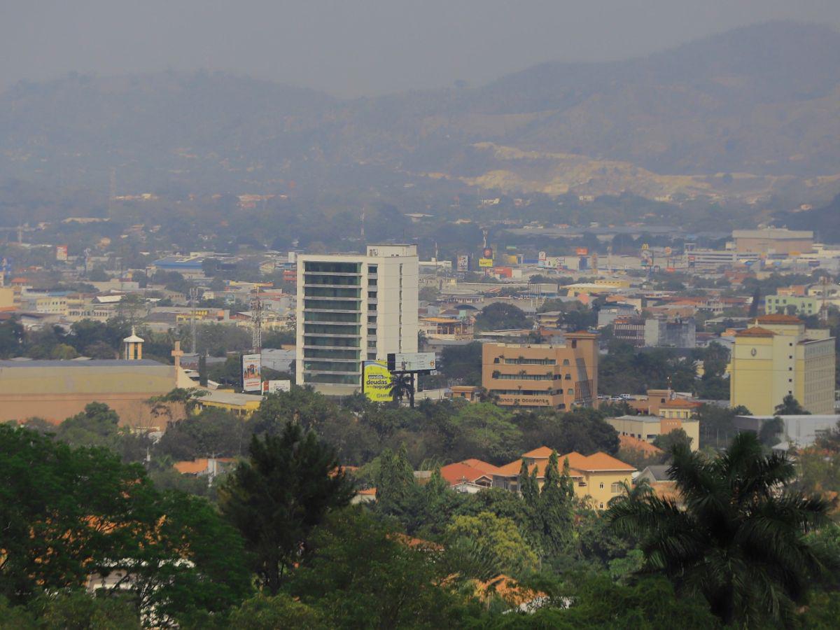 $!Así luce la ciudad industrial, con un sol intenso y una enorme capa de humo en la atmósfera producto de los incendios registrados.