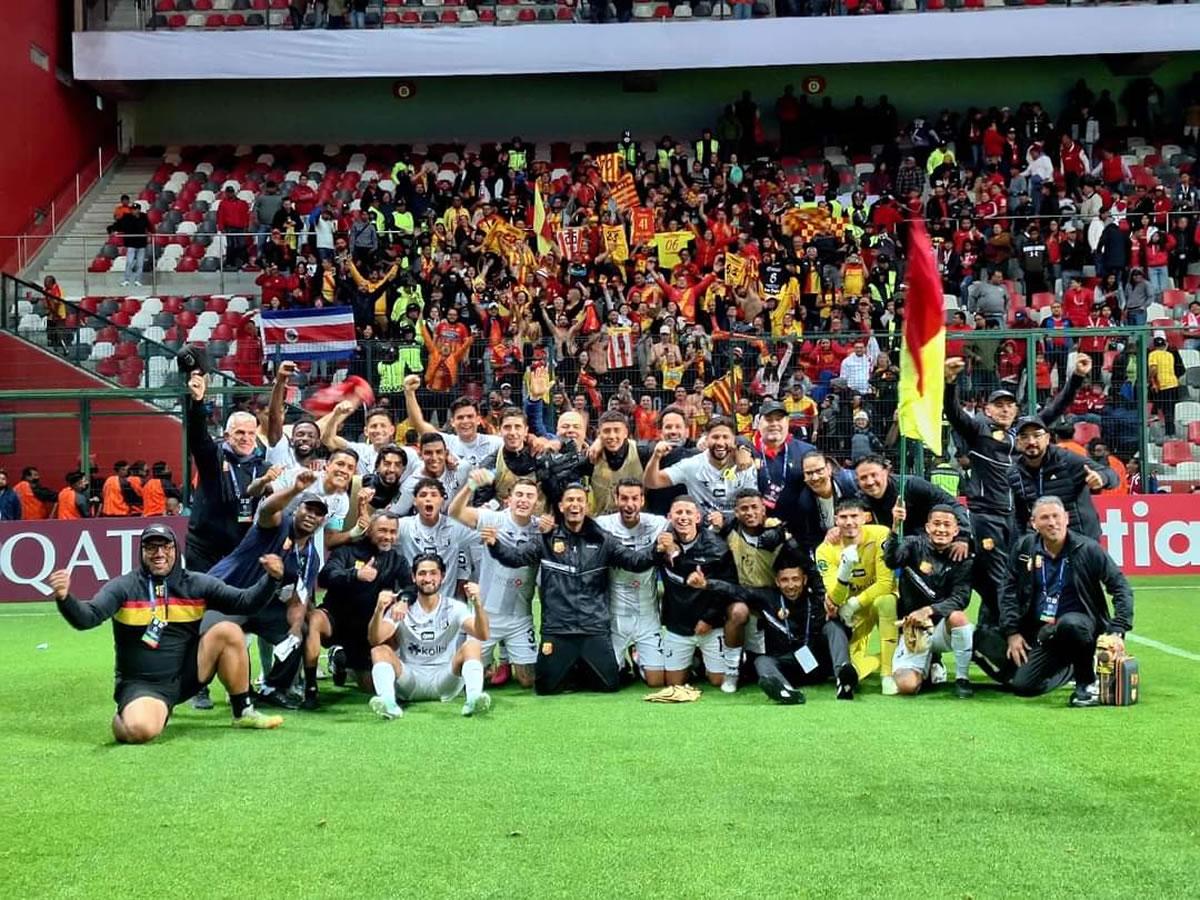 Jugadores y cuerpo técnico del Herediano, posando con los aficionados florenses que viajaron hasta Toluca.