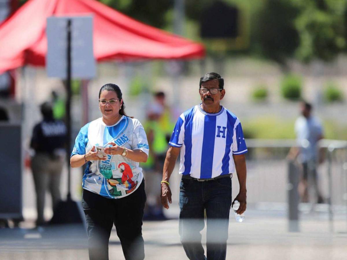 Ambiente y belleza en el partido Panamá-Honduras: ¿quién es la chica de pelo rubio?