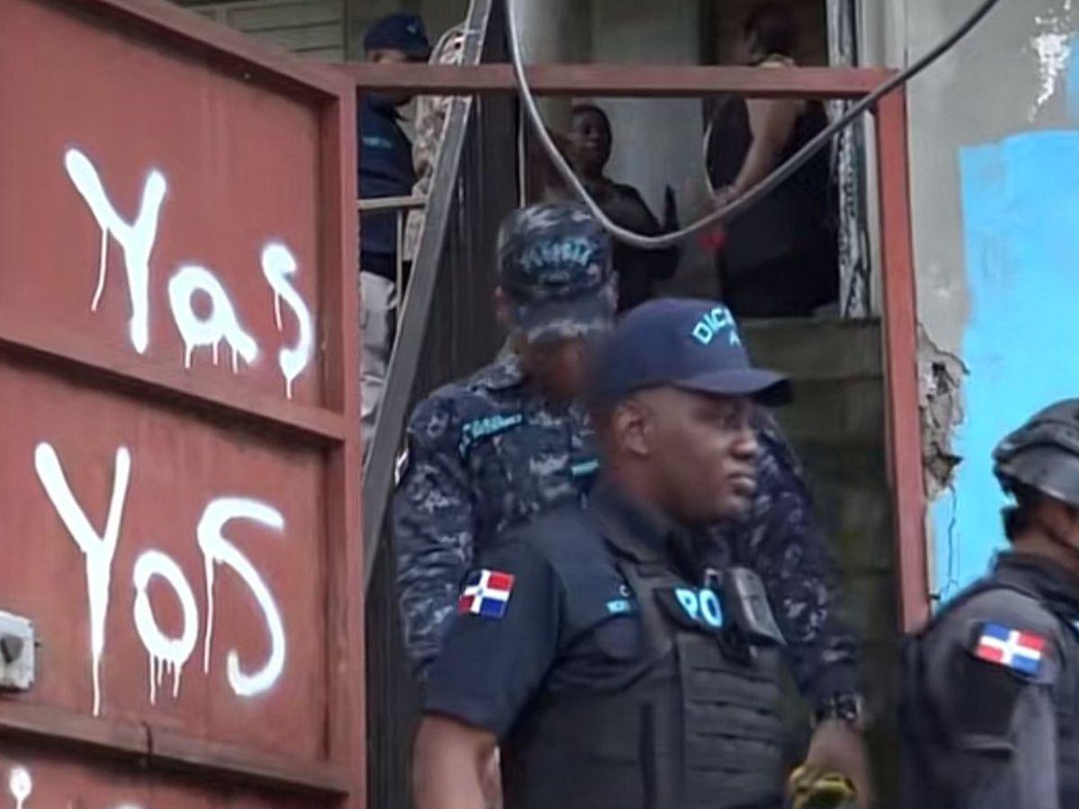 Hallan muerta a niña dentro de una mochila en una alcantarilla; su padre fue detenido