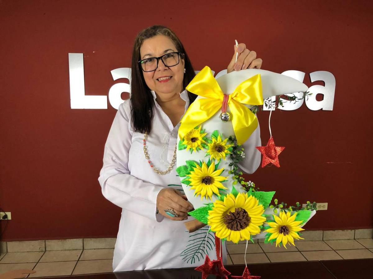 Creativa emprendedora nos enseña a hacer vinchas navideñas