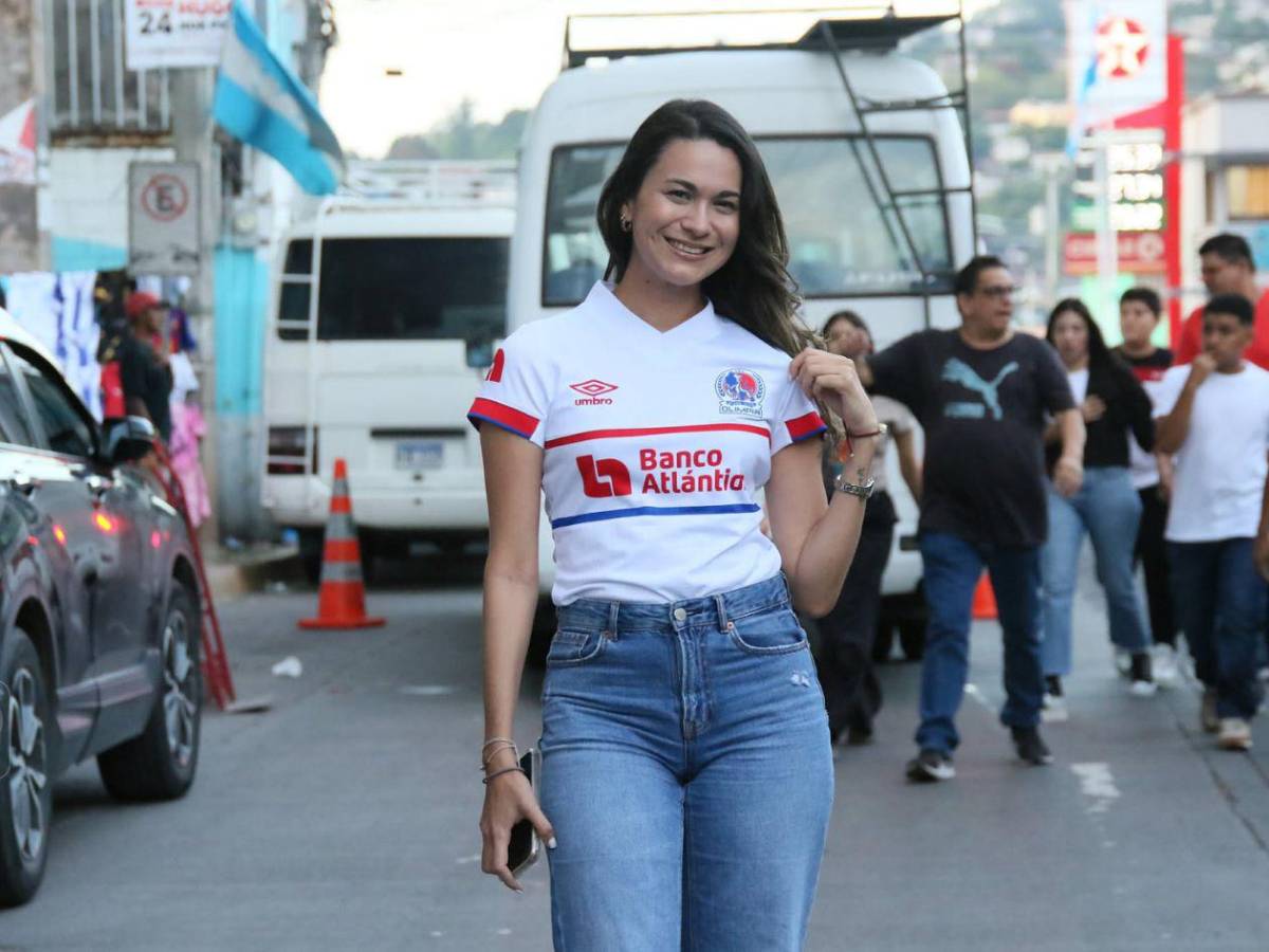 Show de la Ultra Fiel,chicas sensación de Olimpia y llenazo en el Chelato Uclés
