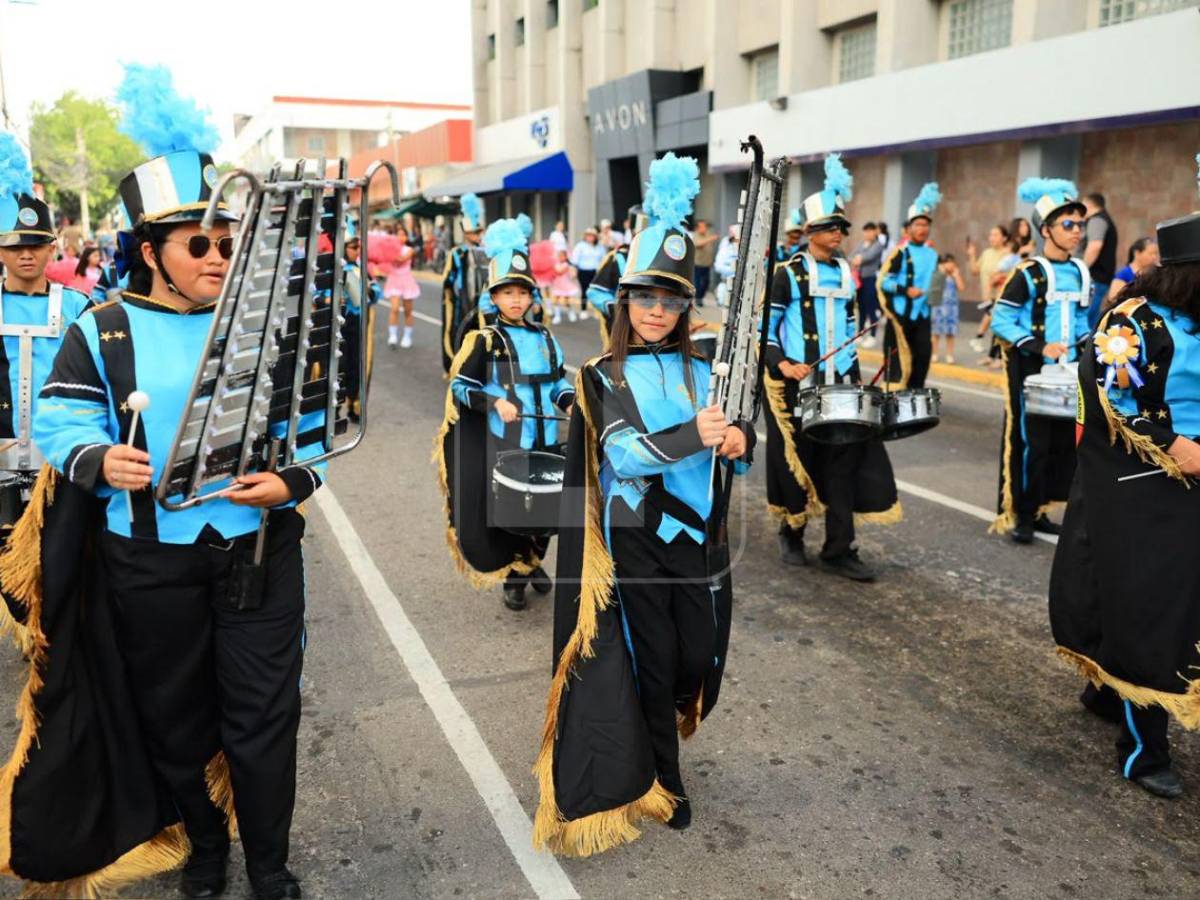 Centros educativos llenan de música, baile y tradición las calles sampedranas