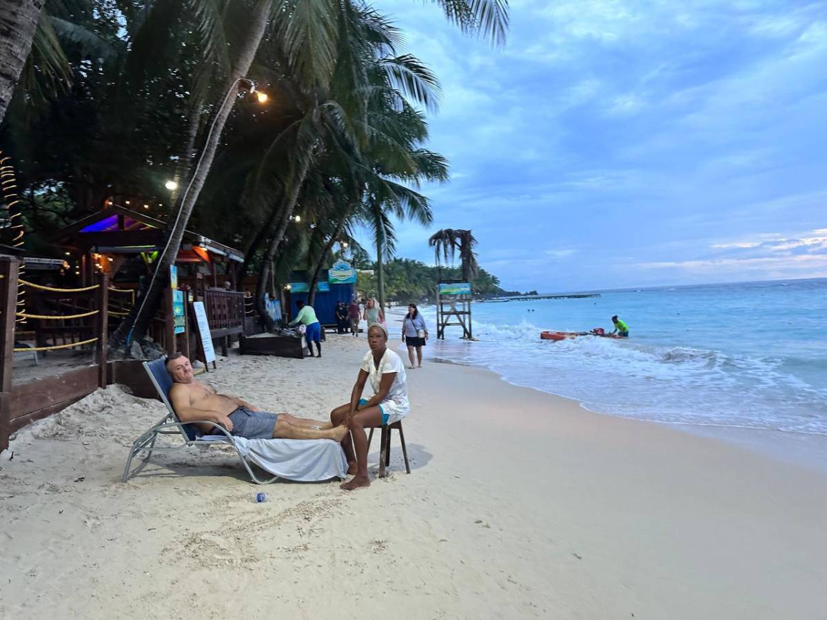 Turistas disfrutan de nuevo en las playas de Roatán