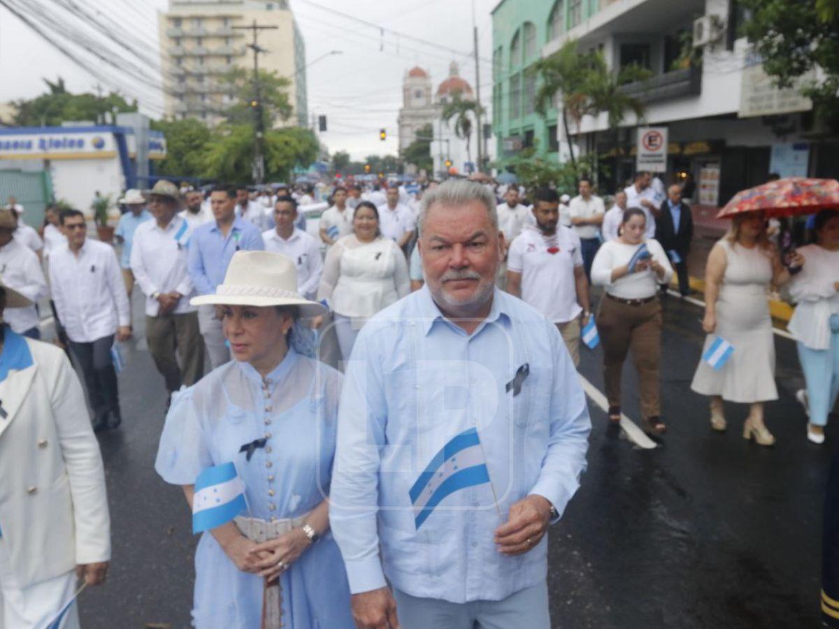 Alcalde Roberto Contreras encabeza el desfile municipal en San Pedro Sula