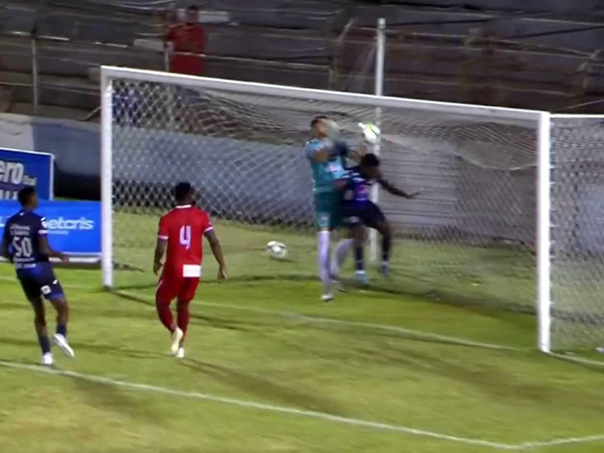 Errorazo de Matías Quintero: no pudo controlar el balón y ‘Zapatilla’ Mejía marcó