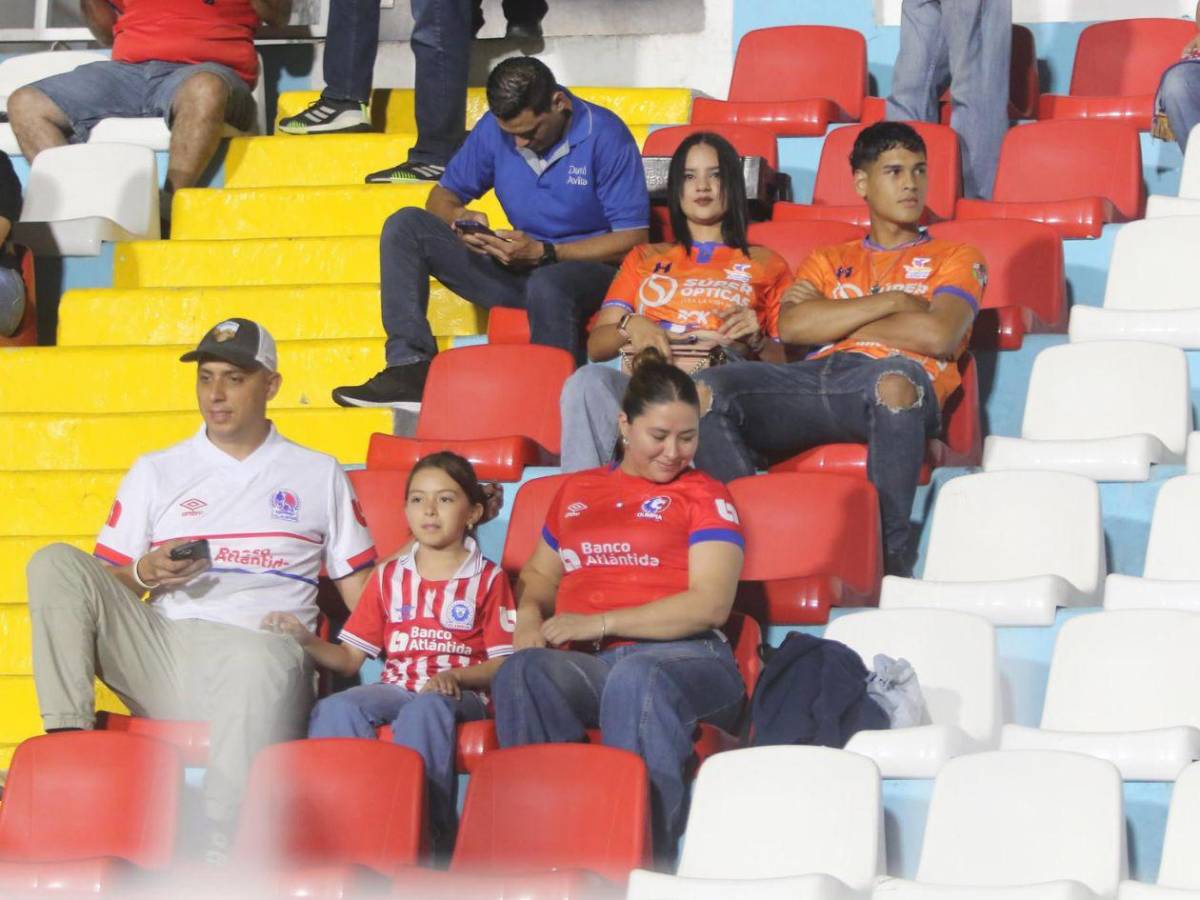 ¡Ambientazo! Fiesta de la Ultra Fiel y las chicas sensación en el Chelato Uclés