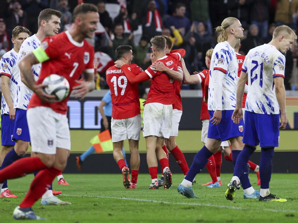 Los jugadores de Austria celebran uno de sus goles ante la decepción de Haaland y Sorloth.