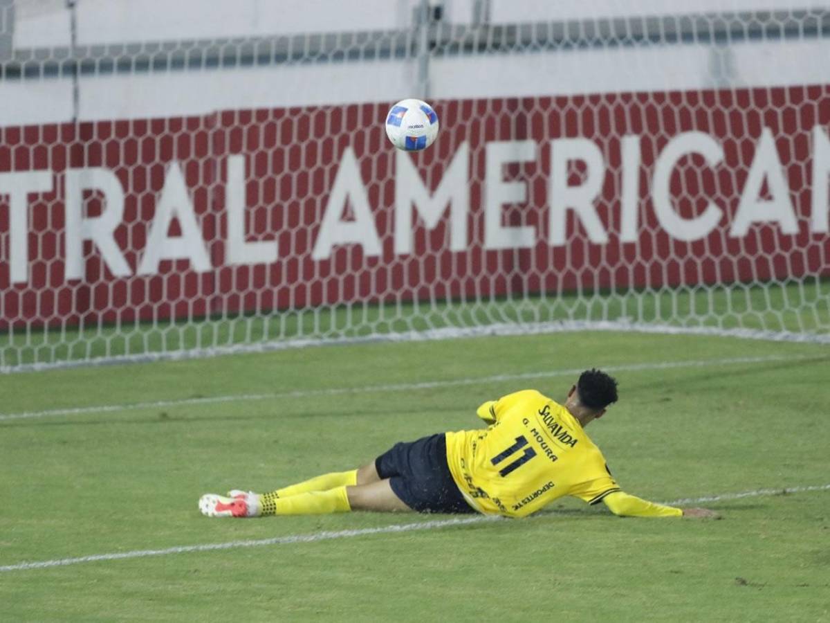 Decepción en el Real España, el villano, héroe, esposa de jugador y la chica del Plaza Amador