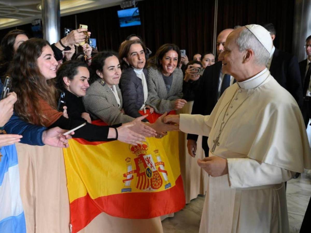 Hondureña sobreviviente de cáncer recibe bendición del Papa León XIV en el Vaticano