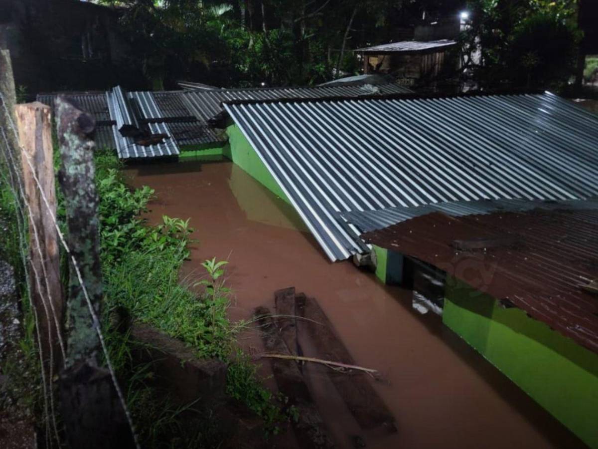Dramáticas fotos: casas quedan bajo el agua tras intensas lluvias en Santa Lucía
