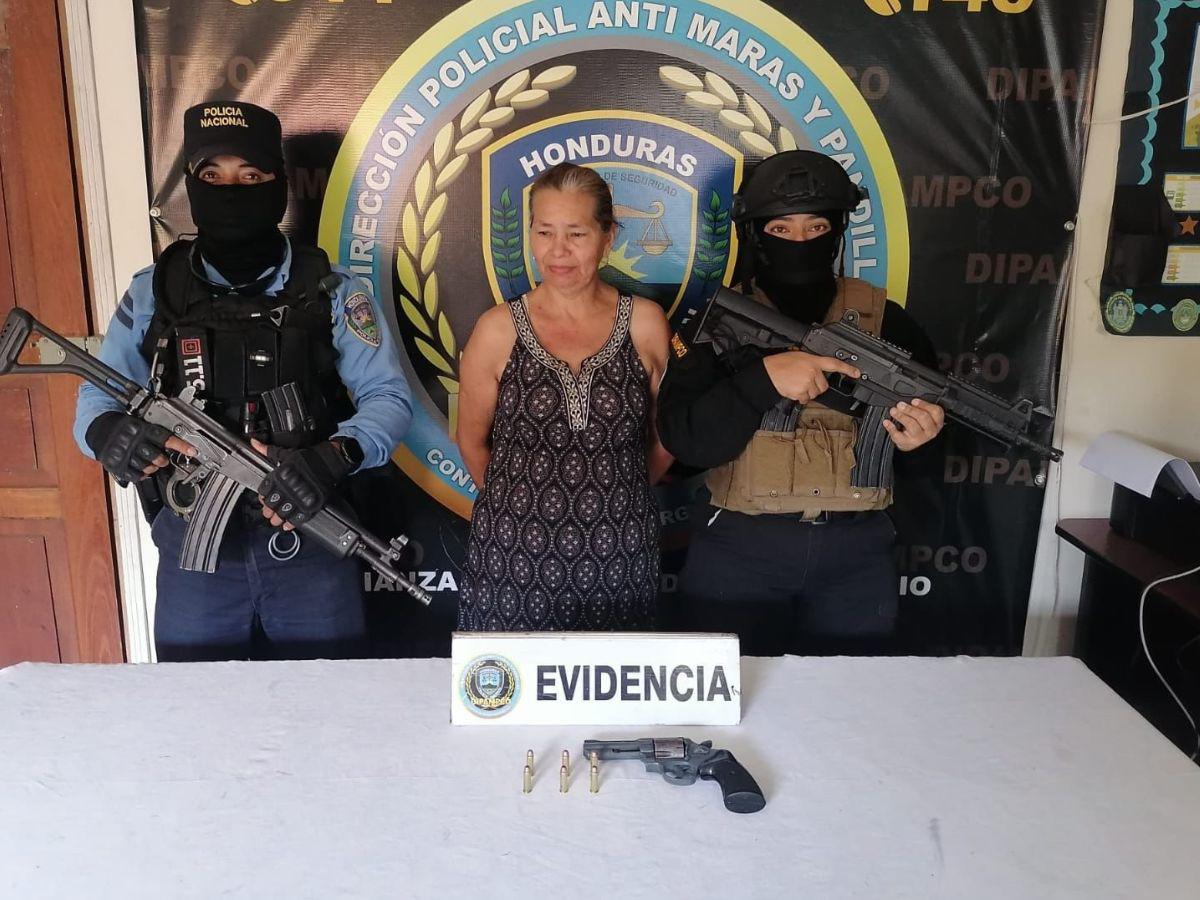 Detienen a mujer de 50 años por tener una arma en su vivienda