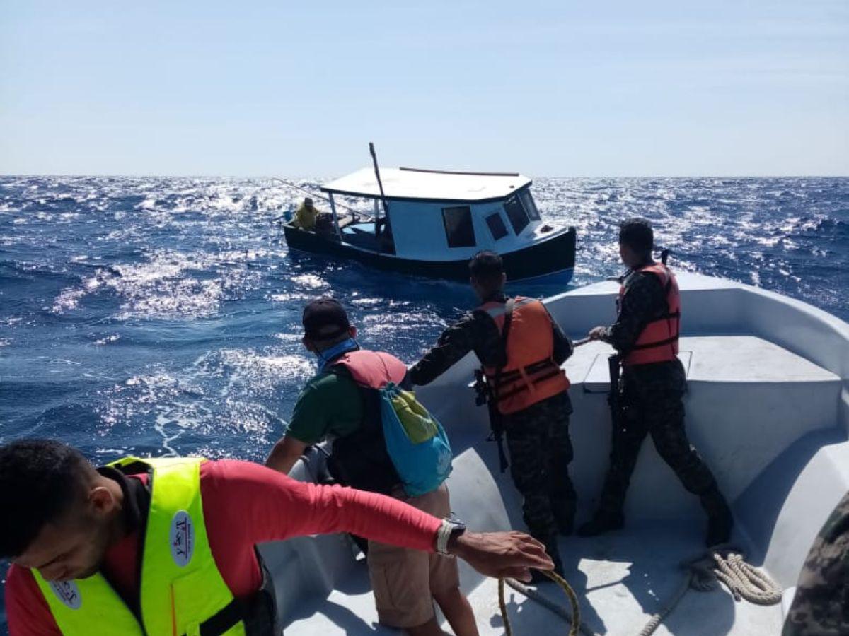 Rescatan embarcación con cuatro tripulantes en Cayos Cochinos