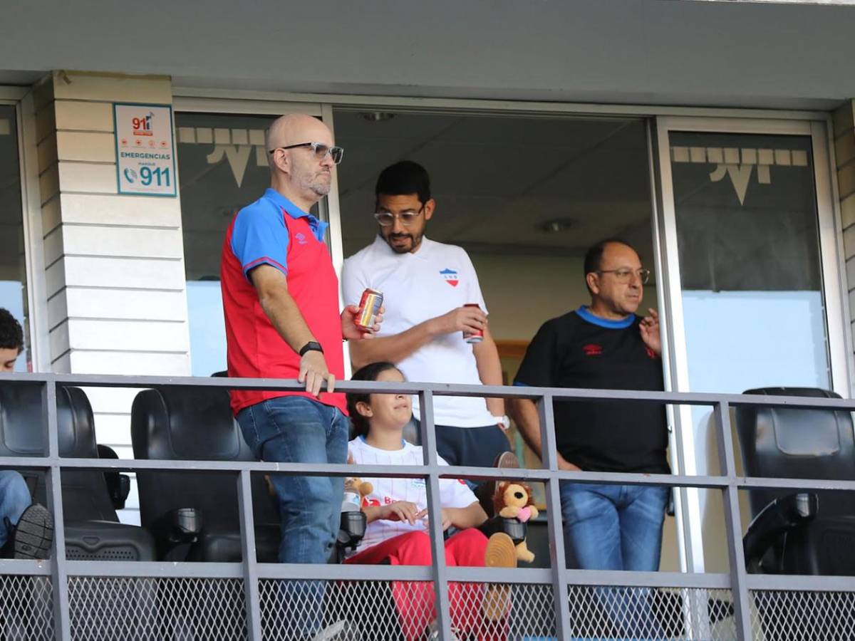 Tremenda pelea de jugadores, tristeza de Keosseián y percance con hincha