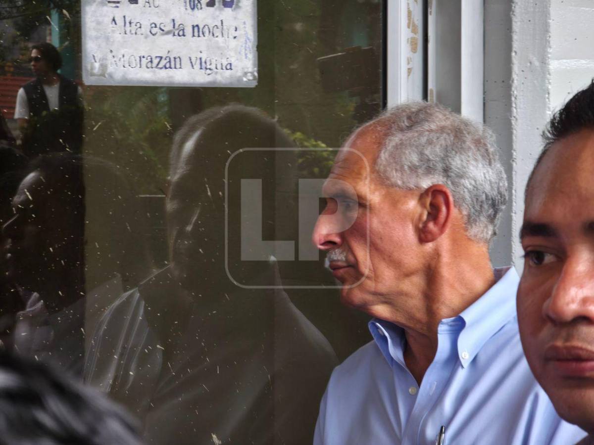 Hizo fila y “activó la racha”, así votó Nasry Asfura en la UPNFM