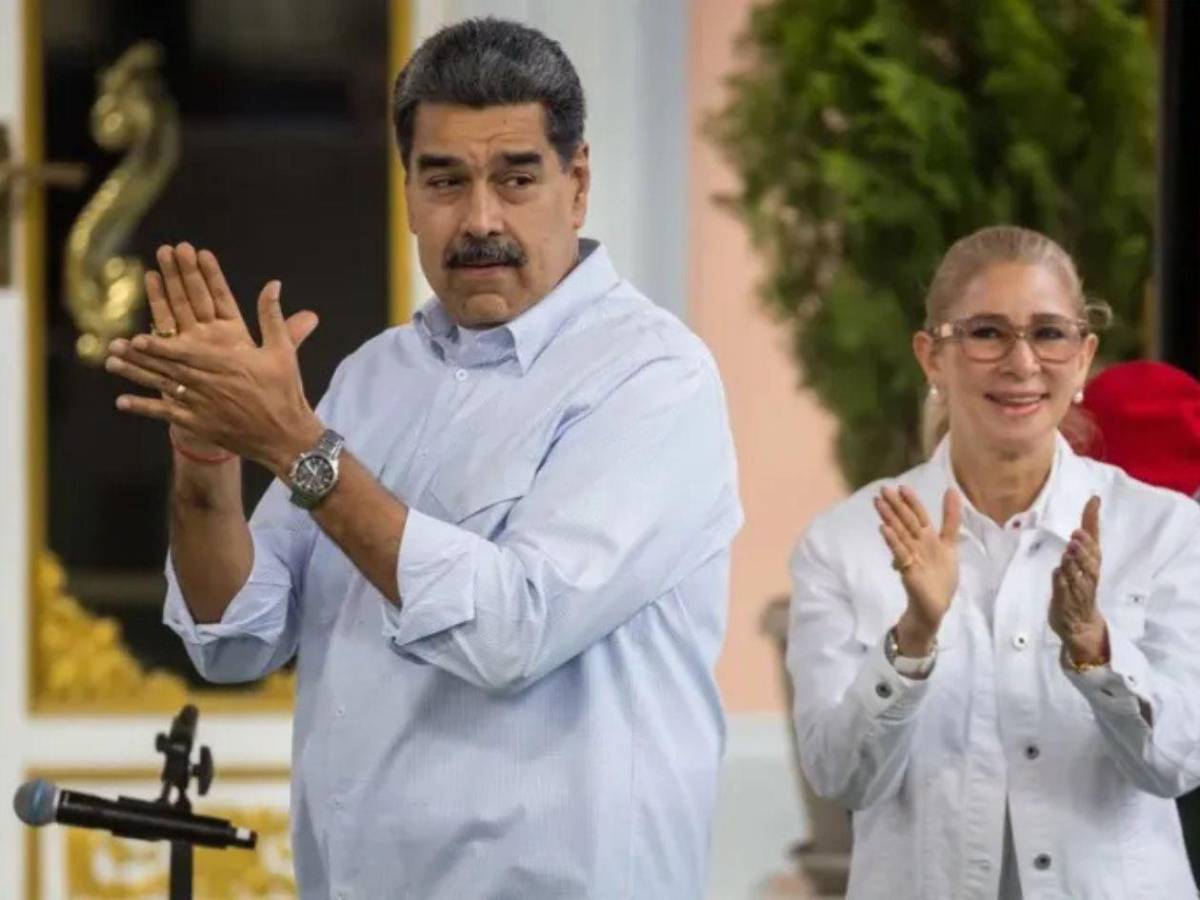 ¿Qué revelan las ilustraciones de Maduro y su esposa Cilia en la corte?