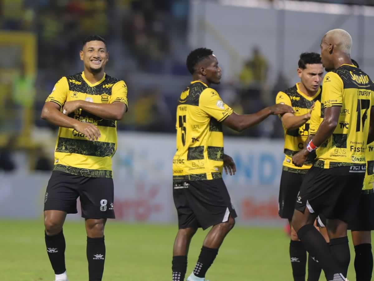 Bryan Acosta celebrando su gol que siginificó el empate del Real España.
