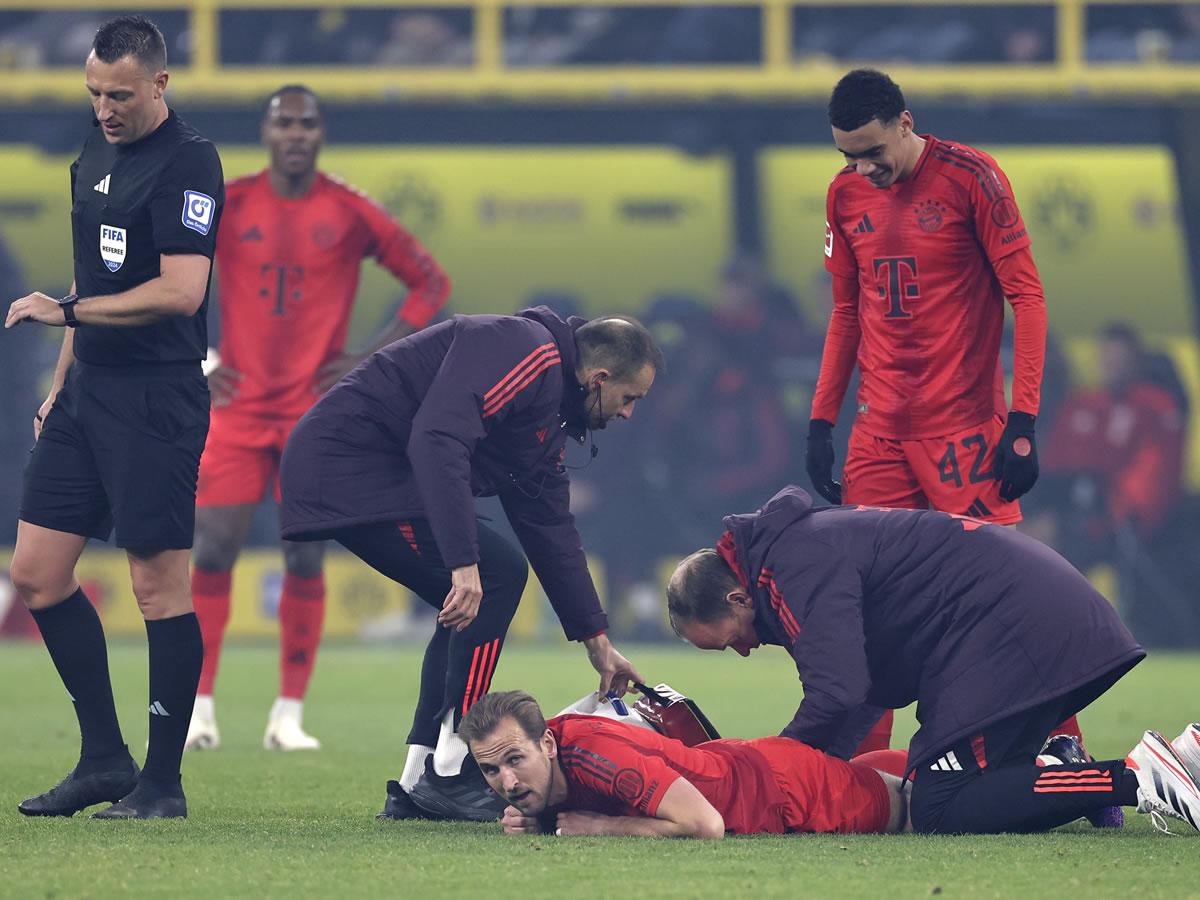 Harry Kane, atendido en el momento de su lesión.