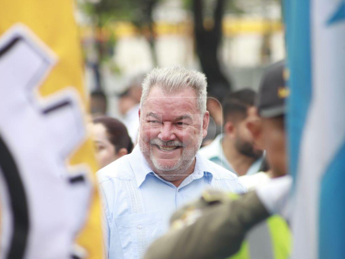 Alcalde Roberto Contreras encabeza el desfile municipal en San Pedro Sula