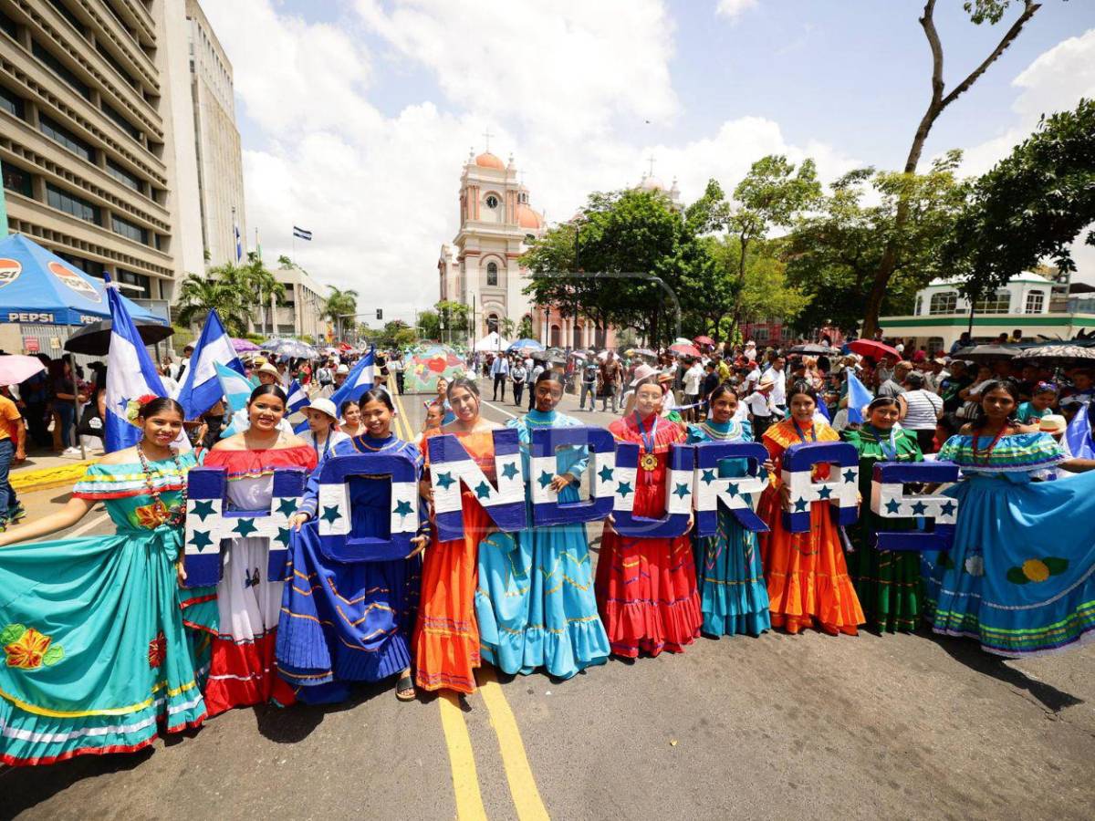 Sorpresivo saludo, abuela abnegada y guapa maestra: lo que no se vio de los desfiles en Honduras