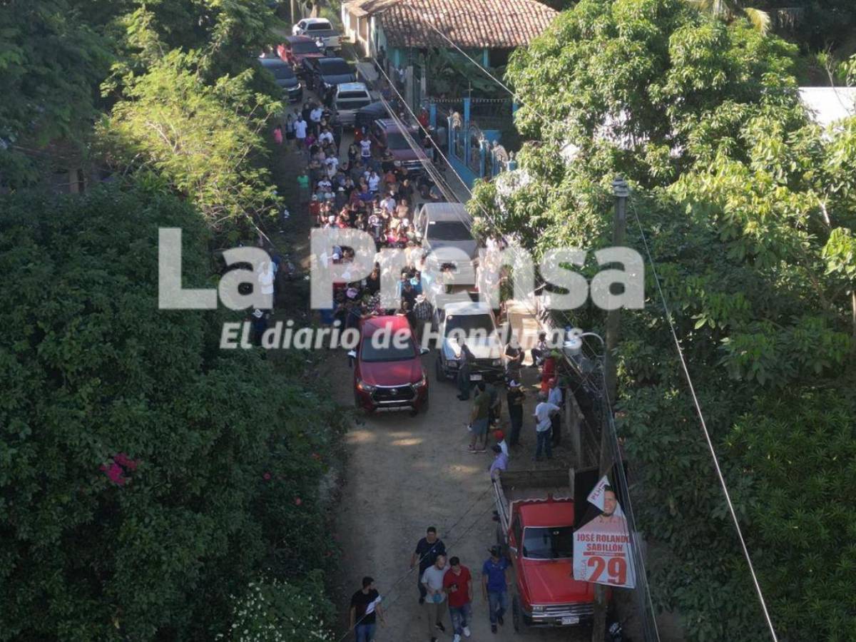 Llanto y dolor en sepelio de vecinos de Loma Larga que murieron en accidente