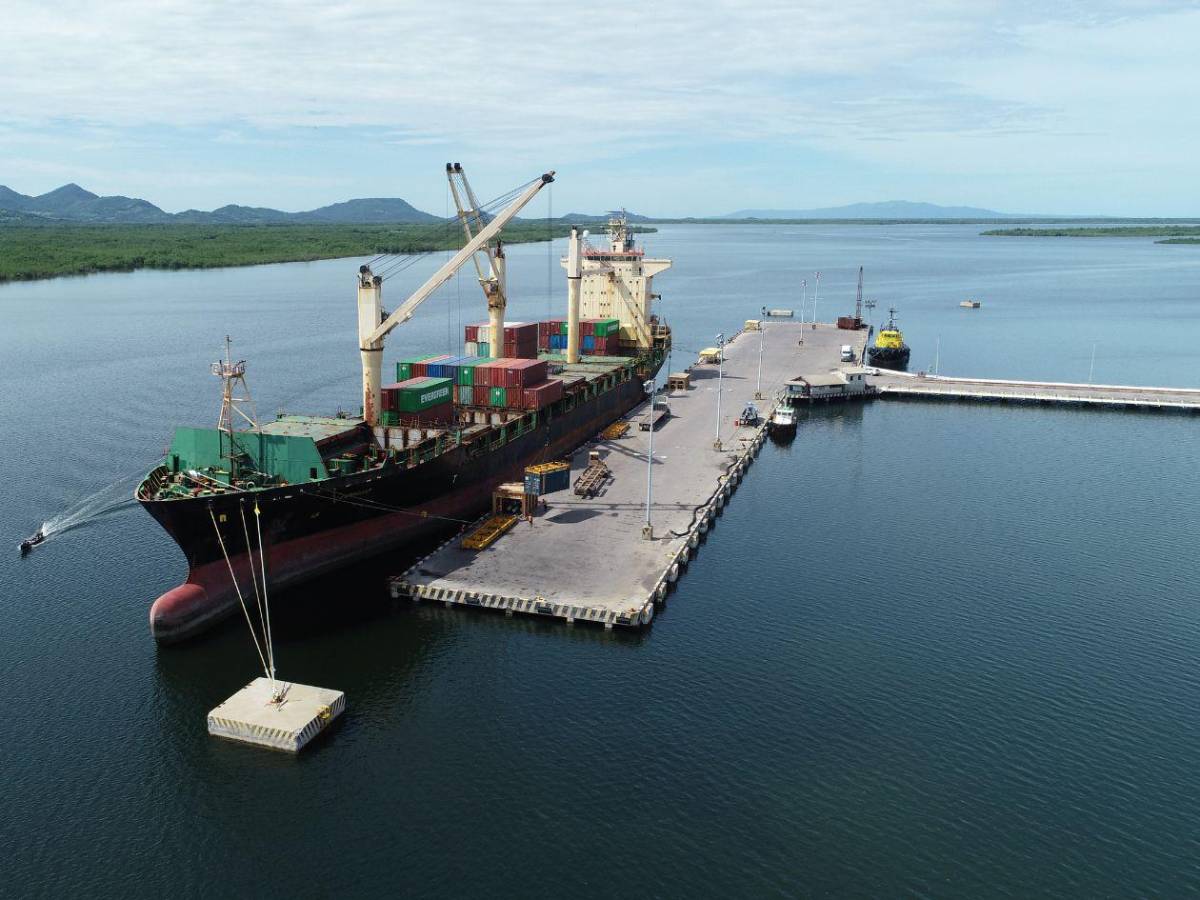 Autos, combustibles y barcos saturan el único puerto activo del Pacífico hondureño