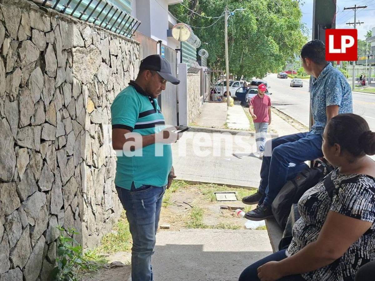 Familiares esperan la entrega de cuerpos de las víctimas del accidente en Yoro