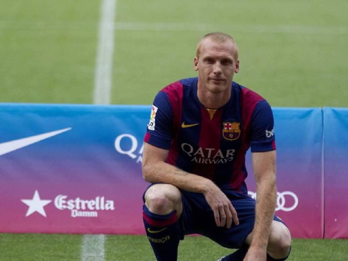 Fue campeón con el Barcelona, se hizo viral trabajando en una tienda y ahora revela su oscuro secreto