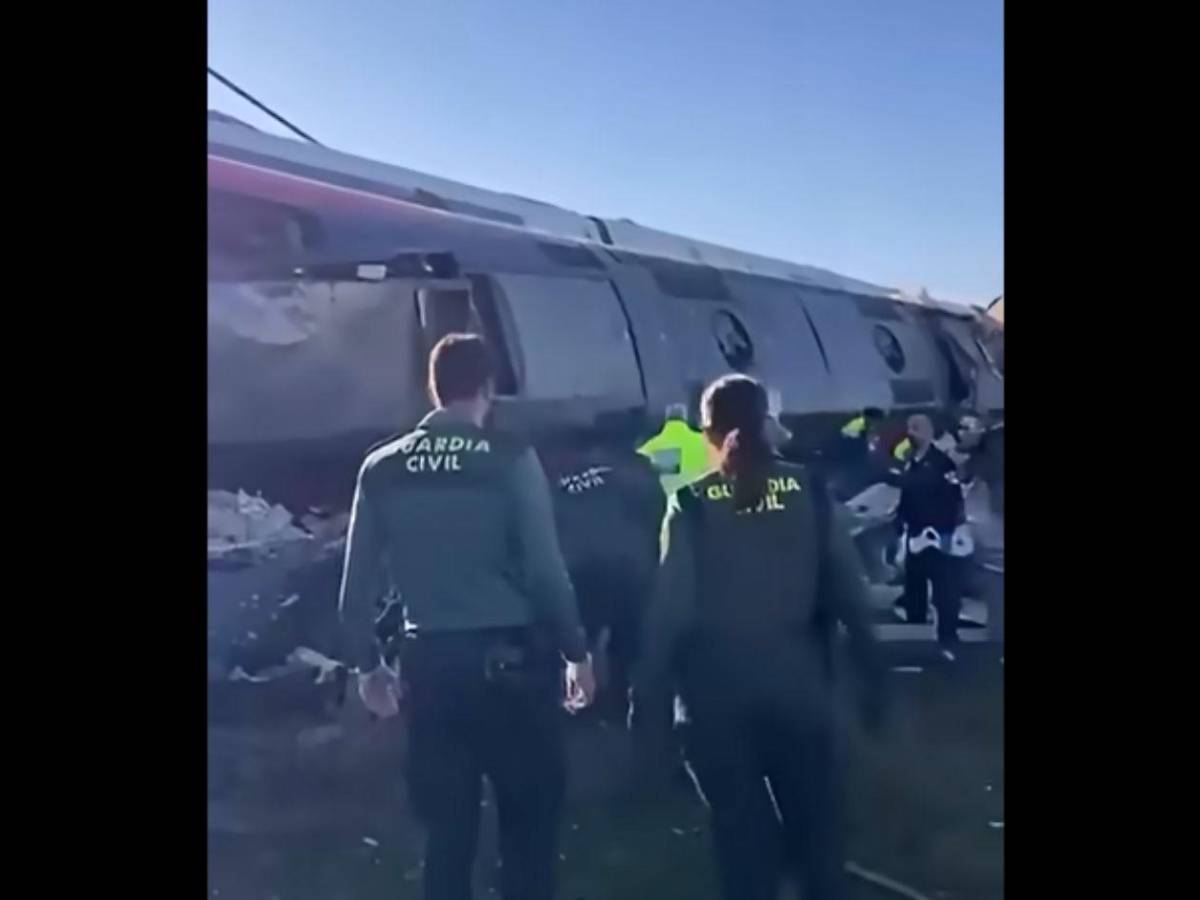 Dos trenes chocan y dejan al menos 64 muertos y decenas de heridos en España