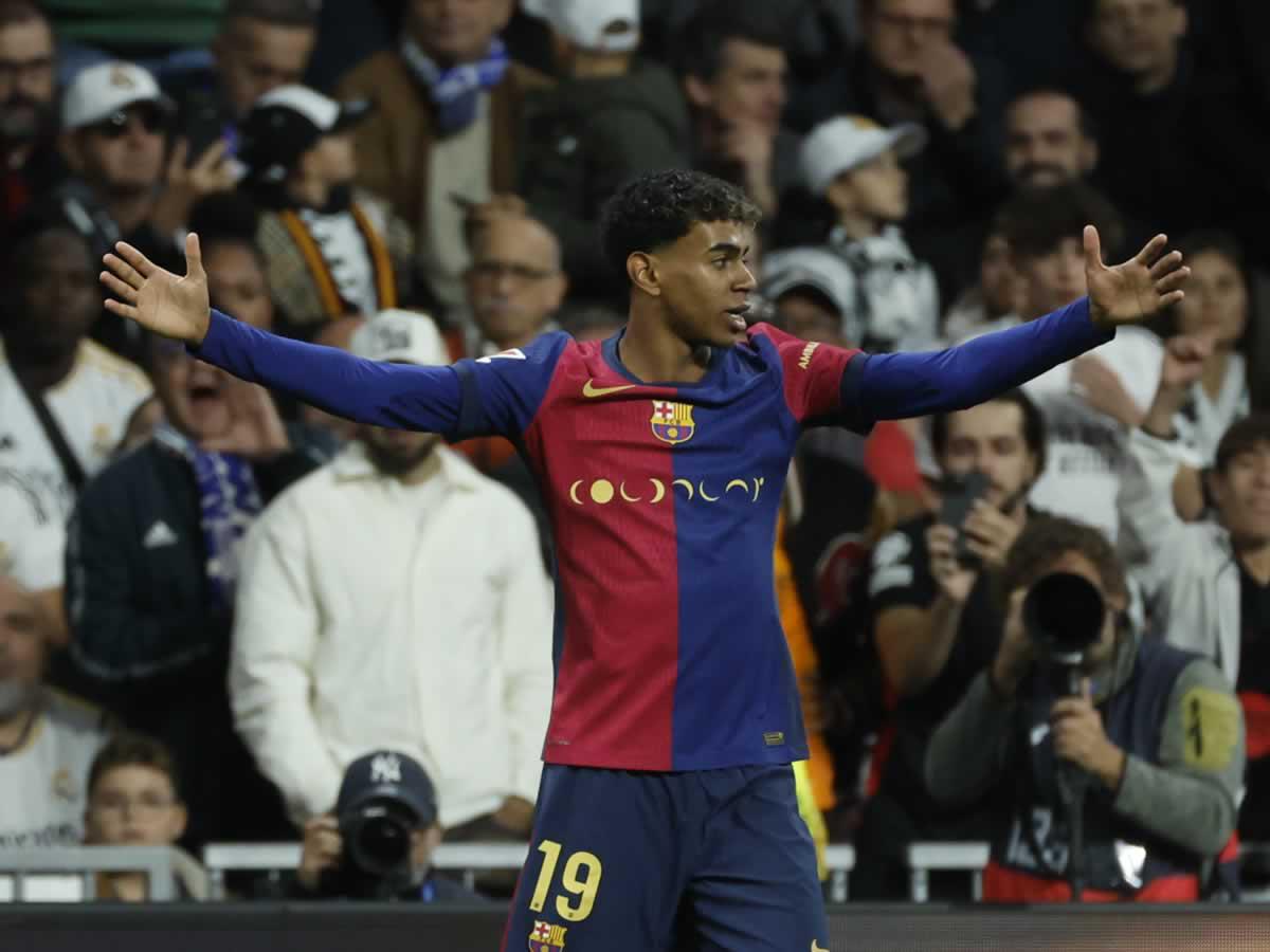 Así celebró Lamine Yamal en el Bernabéu, mostrando su número de camiseta a los aficionados del Real Madrid.