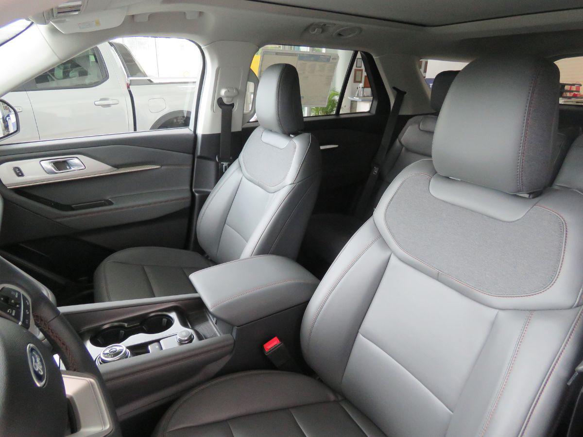 Los asientos delanteros, tapizados en cuerpo.