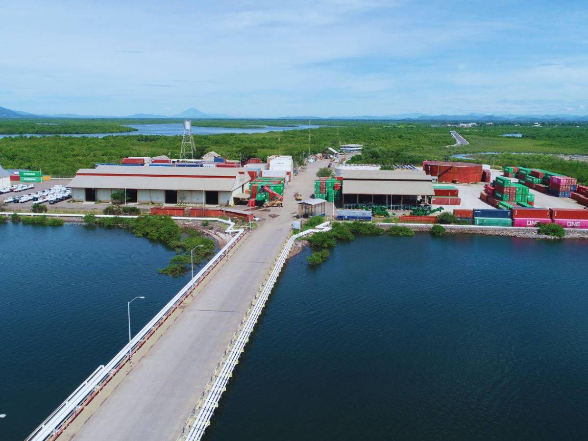 Autos, combustibles y barcos saturan el único puerto activo del Pacífico hondureño