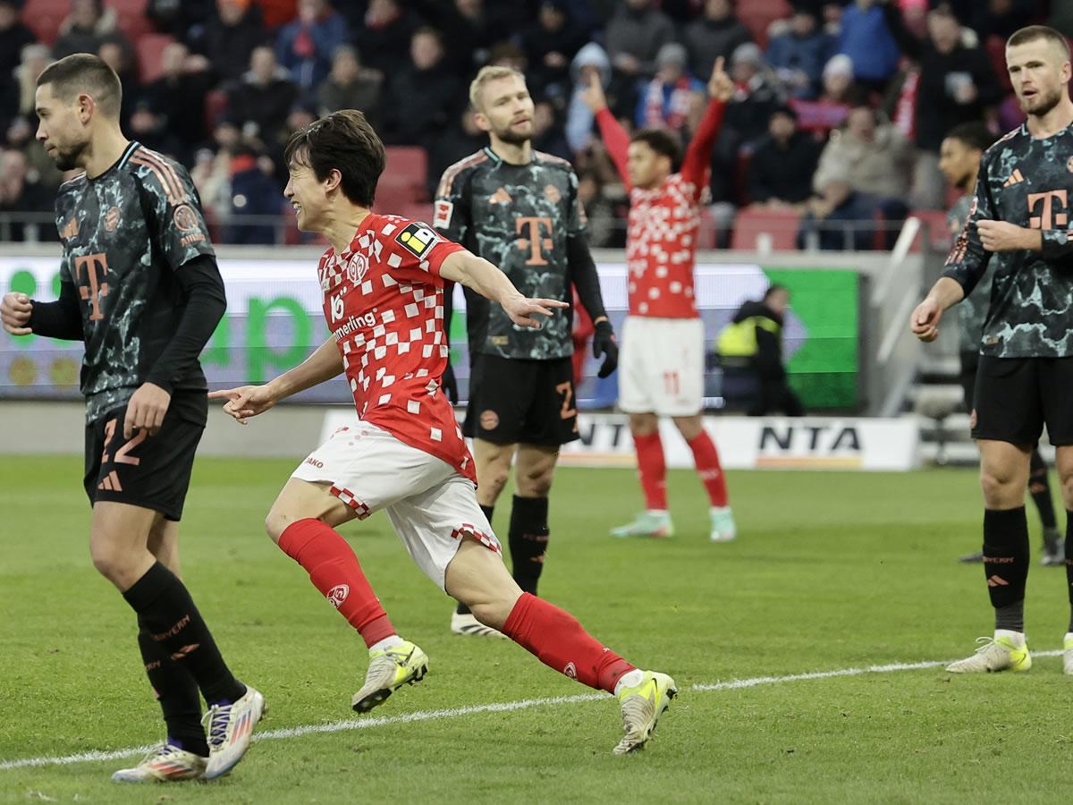 El lamento de los jugadores del Bayern Múnich tras encajar un gol ante el Mainz.