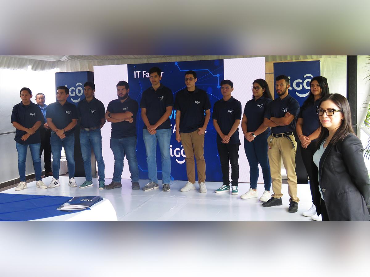 Los jóvenes ganadores junto a representantes de las diferentes universidades y ejecutivos de Tigo.