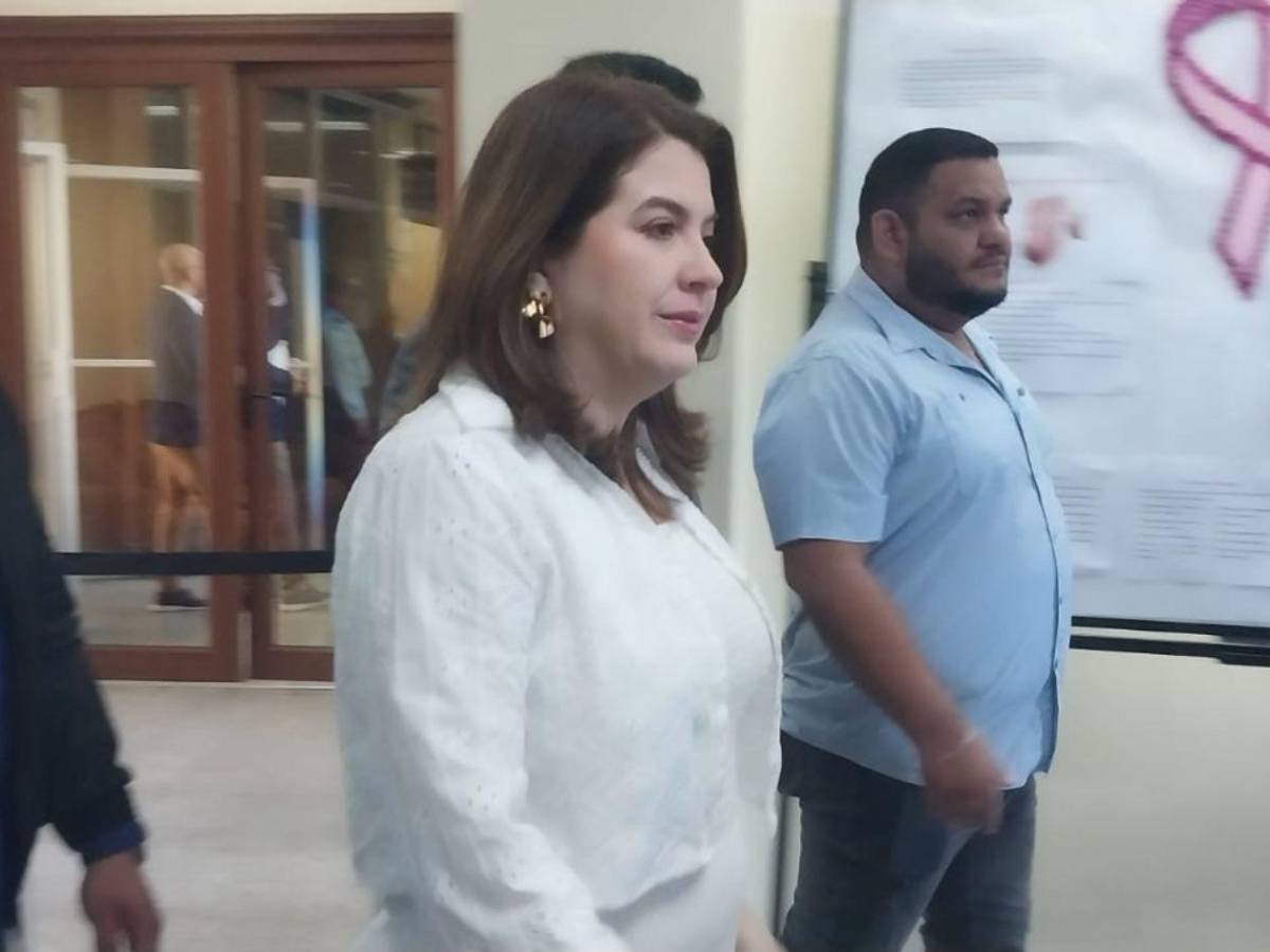 “Vengo a rescatar el nombre de mi hija”: Cossette López responde con una querella a César Silva y Rony Martínez tras insultos en UneTV