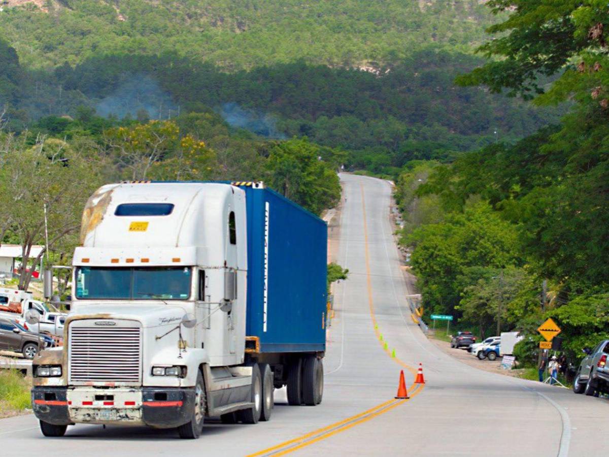 Xiomara Castro inaugura 27 km de pavimentación en la CA-6