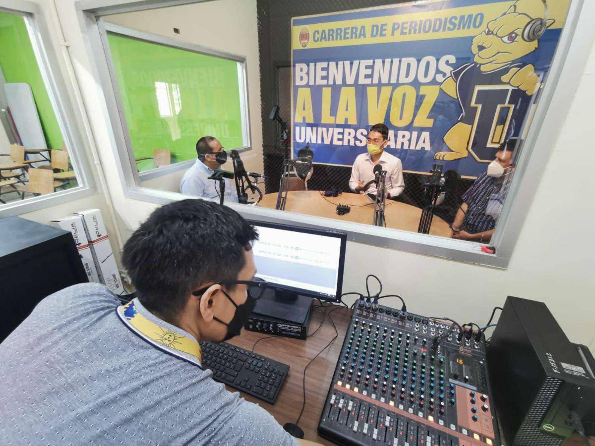 Con la radio en la carrera de Periodismo los estudiantes tiene una mayor oportunidad de crecimiento y desarrollo de habilidades de cara a las labores de campo.