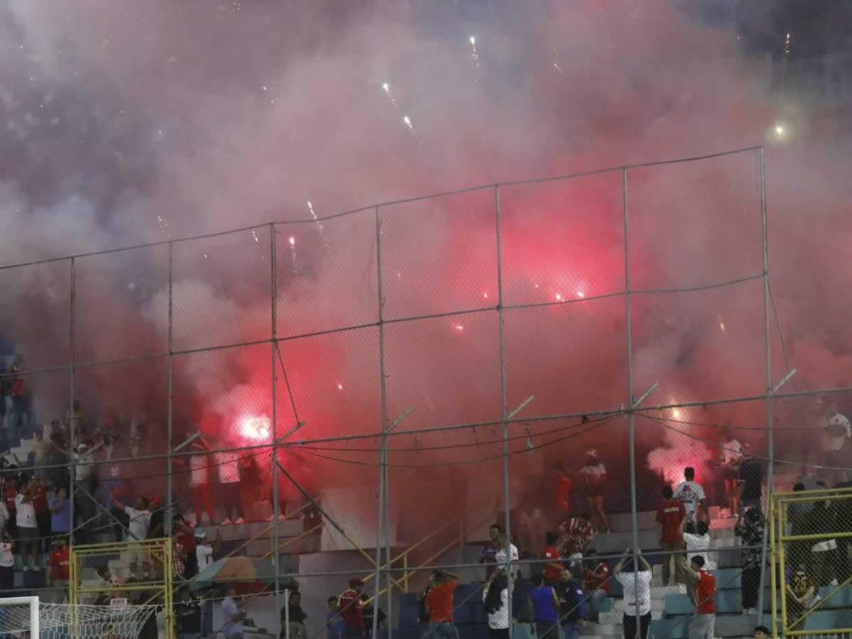 Periodista y bellas chicas roban miradas en triangular Real España vs Olimpia