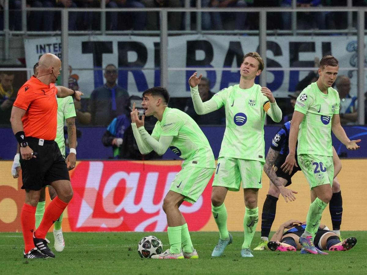 El árbitro Marciniak se burla de las quejas del Barcelona y le manda un aviso