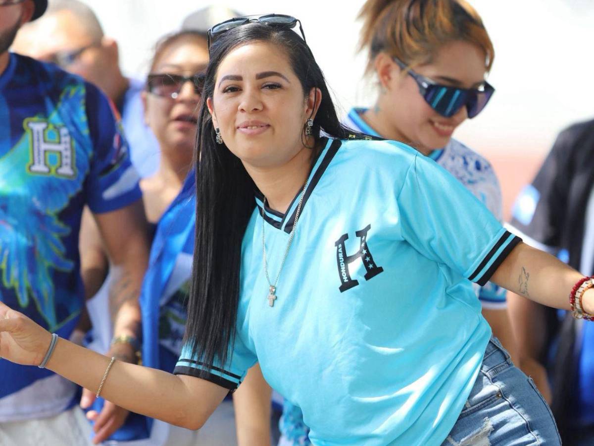 Las bellas mujeres que encendieron el ambiente en el Honduras-El Salvador